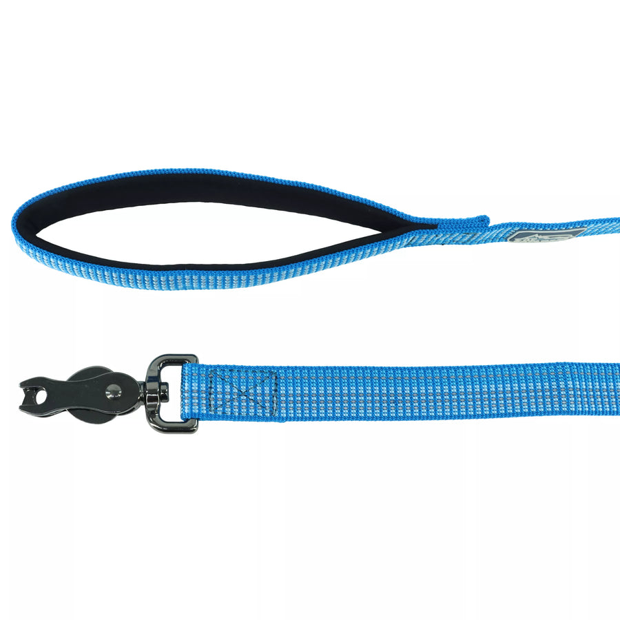 Close up view of the padded leash handle and metal scissor snap clasp for collar attachment. 