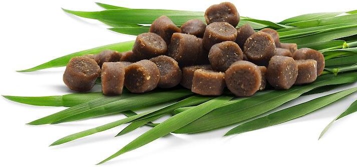 Pet Greens Turkey & Duck Semi-Moist Cat Treats Pieces on leaf